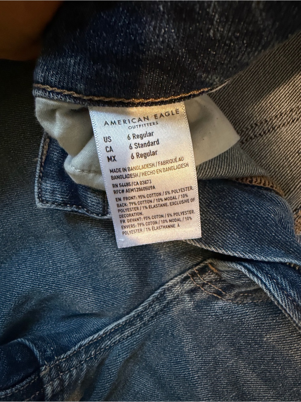 American Eagle Outfitters slight two tone “mom Jean”. - Picture 6 of 6